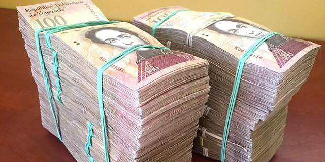 ונצואלה: החליף 100 דולר וקיבל 2 ערימות של בוליבר, אחרי שבועיים הן היו שוות 50 דולר