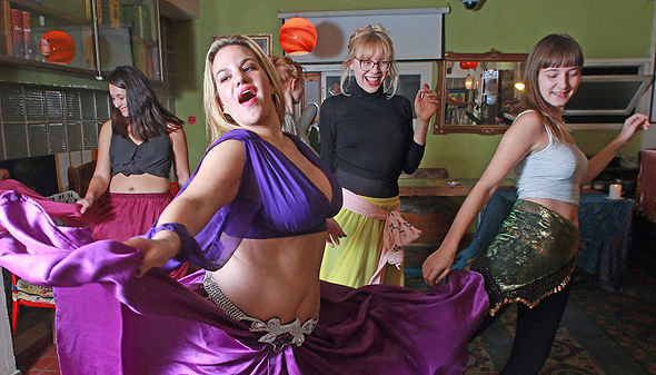 המדריכה יעלה לילה. "שיעור שמחבר בין גוף לנפש"