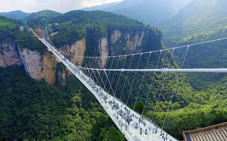 גשר הזכוכית הקיים במחוז חונאן. הרשויות נאלצו לסגור אותו בשל ביקוש גבוה מדי של מטיילים, צילום: גטי אימג