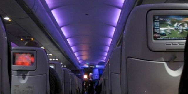 למה צוות המטוס מכבה את האורות בהמראה ובנחיתה?