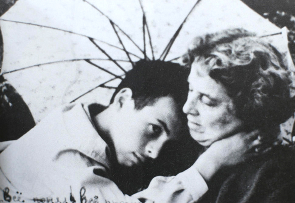 1964. נתן שרנסקי, בן 16, עם אמו אידה בדונייצק, אוקראינה