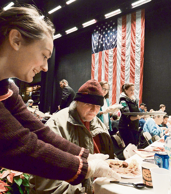 ארוחת חג ההודיה שהוגשה לפני כחודש ליותר מאלף נזקקים מקרב תושבי סקרנטון. מחקר רשמי כבר קבע: זו העיר הכי פחות מאושרת בארצות הברית , צילום: איי פי