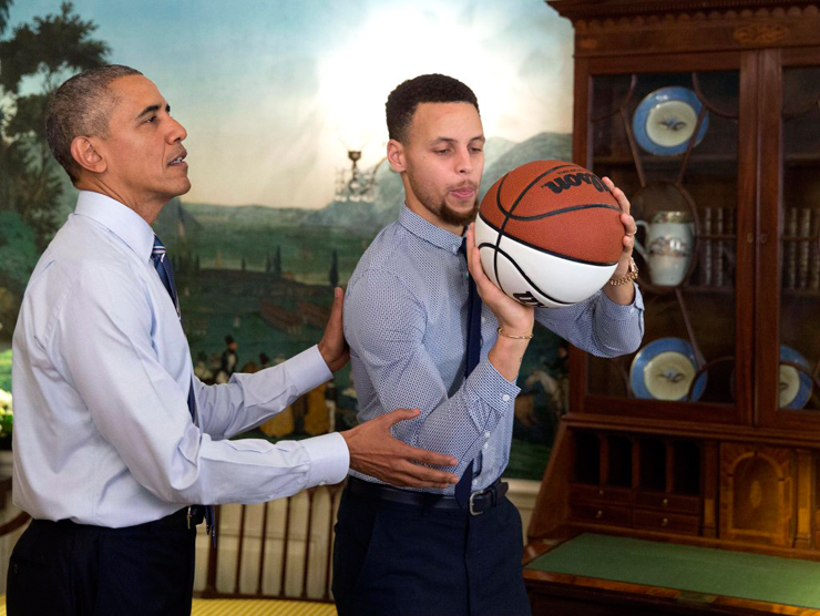אפריל 2016. אובמה מדריך את סטף קרי איך זורקים לסל, צילום: Pete Souza / The White House