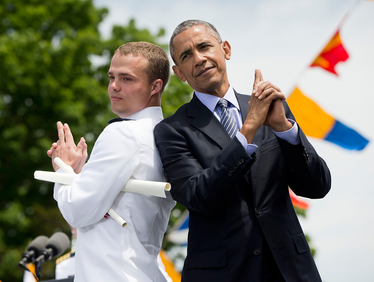 מאי 2015. הנשיא בסיום קורס צוערים באקדמיה של הצי האמריקאי, צילום: Pete Souza / The White House