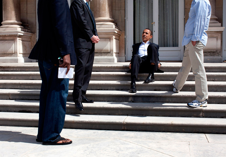 יוני 2009. הנשיא מתייעץ עם עוזריו על מדרגות השגרירות האמריקאית בפריז, צילום: Pete Souza / The White House