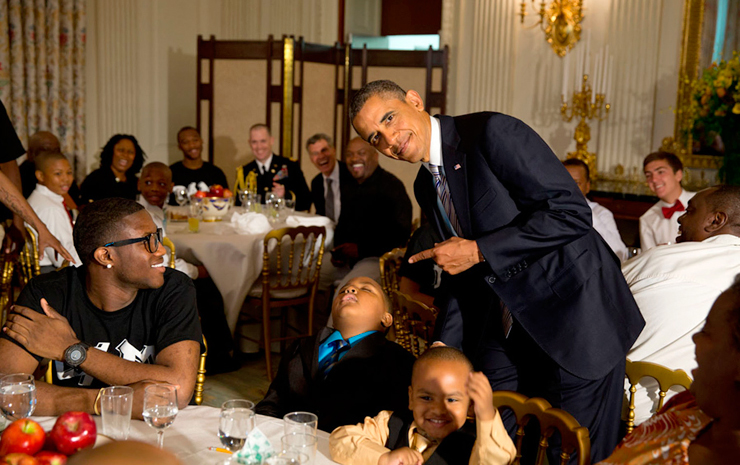 יוני 2013. הנשיא בפוזה עם אחד מאורחיו שנרדם באמצע סעודה בבית הלבן לכבוד יום האב , צילום: Pete Souza / The White House