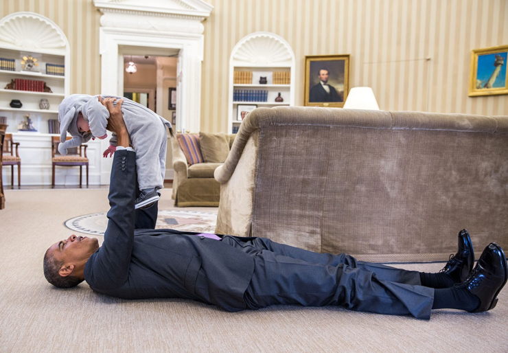אוקטובר 2015. אובמה משתעשע עם אלה רודס, בתו של סגן היועץ לבטחון לאומי, צילום: Pete Souza / The White House