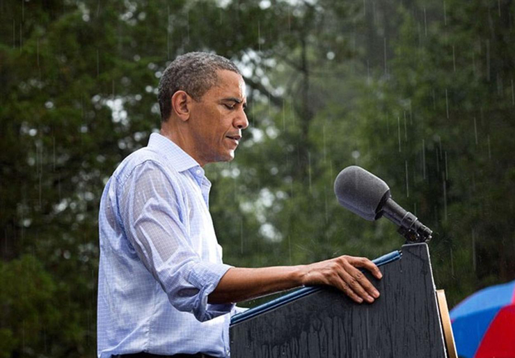 יולי 2012. הנשיא באסיפת בחירות בוירג'יניה תחת גשם שוטף. כעת תתארו לכם מנהיג ישראלי נושא דברים בגשם בלי שמישהו לידו יחזיק מעליו מטריה