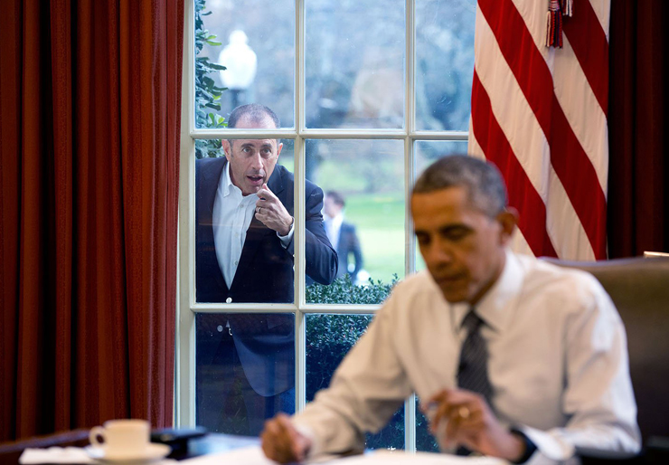 דצמבר 2015. ג'רי סיינפלד דופק על חלון משרדו של הנשיא ומזמין אותו להצטרף אליו לפרק בסדרה  "קומיקאים במכוניות שותים קפה"