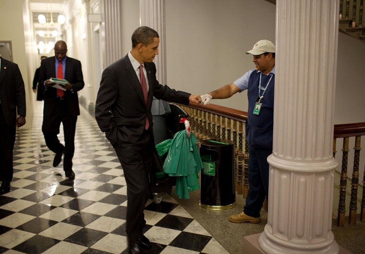 בצאתו מדיוני פורום הבית הלבן לעידוד התעסוקה והצמיחה נעצר הנשיא לברך את אחד מעובדי הניקיון במסדרון