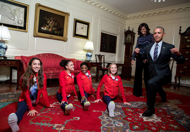 ספטמבר 2016. הנשיא מנסה את כוחו בהתעמלות יחד עם בנות הנבחרת האולימפית של ארה"ב בשובן מריו דה ז'ניירו
