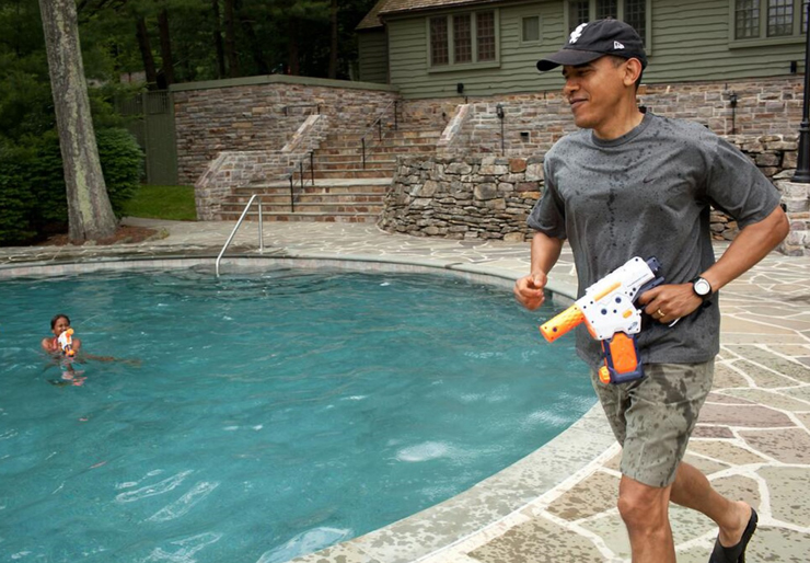 אפריל 2012. הנשיא במלחמת מים עם בתו סשה, בבריכת השחייה בקמפ דיוויד, צילום: Pete Souza / The White House