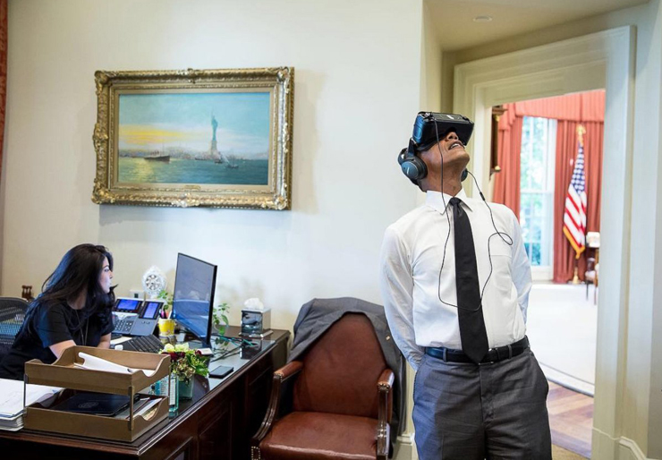 הנשיא  צופה בסרט במשקפי מציאות מדומה במהלך ביקור בפארק הלאומי יוסמיטי