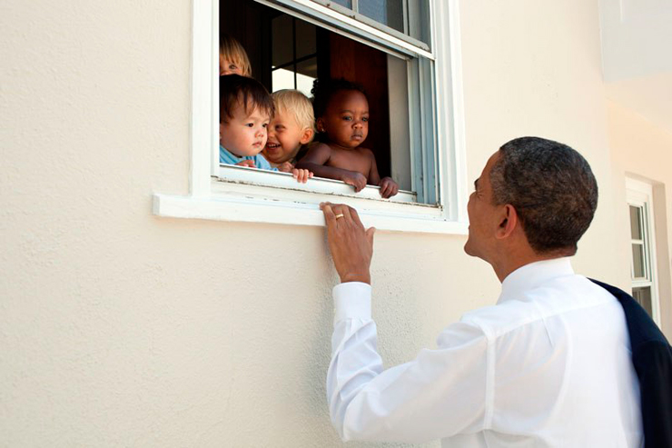 יוני 2011. הנשיא משוחח עם ילדים במעון יום בדרכו לטקס הסיום של כיתה ד' של בתו סאשה