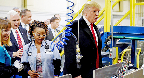 טראמפ, בביקור במפעל באינדיאנה. "הוא יעבוד בשביל אנשי הצווארון הכחול, וזה יזניק את האינפלציה"