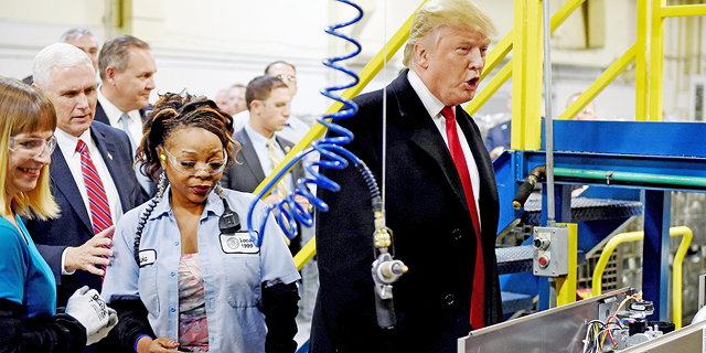 טראמפ, בביקור במפעל באינדיאנה. "הוא יעבוד בשביל אנשי הצווארון הכחול, וזה יזניק את האינפלציה", צילום: איי אף פי