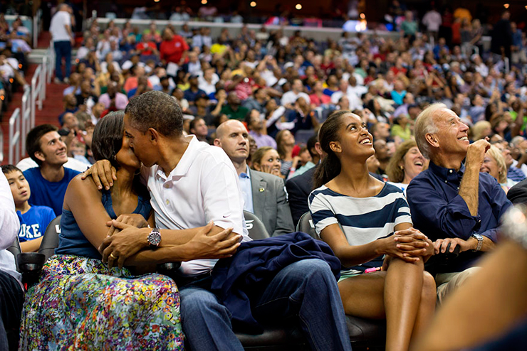  יולי 2012. הנשיא ורעייתו  לוקחים פסק זמן במהלך משחק כדורסל של הנבחרת האמריקאית באולימפיאדת לונדון, צילום: Pete Souza / The White House