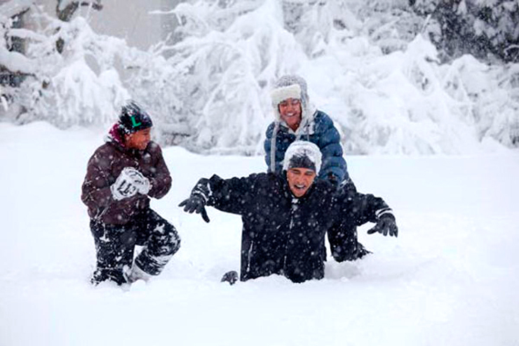 ינואר 2010. הנשיא משחק עם שתי בנותיו בשלג העמוק בגן הוורדים בבית הלבן