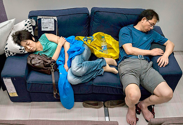 לקוחות ישנים באיקאה. החברה מתנגדת, צילום: chinasmack