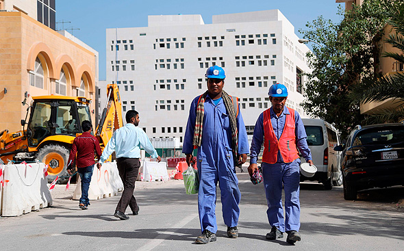 עובדים בקטאר, צילום: איי אף פי