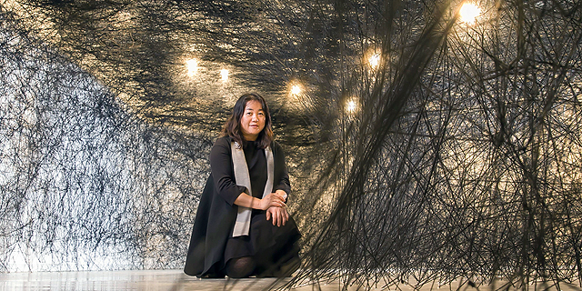 שוזרת הזיכרונות: האמנית היפנית שיוטה יוצרת מיצבים מרשימים מחוטי צמר