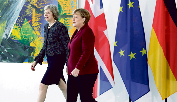 מימין: קנצלרית גרמניה אנגלה מרקל וראשת ממשלת בריטניה תרזה מיי