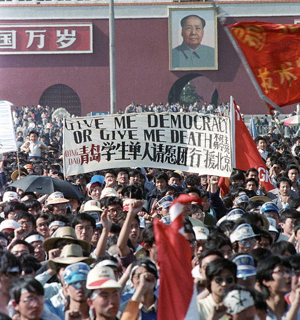 מפגינים קוראים "דמוקרטיה או מוות" בכיכר טיאננמן, מאי 1989. "לרוב מייחסים למערכות דמוקרטיות את היכולת לתיקון עצמי, אבל למעשה זו התכונה הכי ראויה לציון של המפלגה הקומוניסטית" 