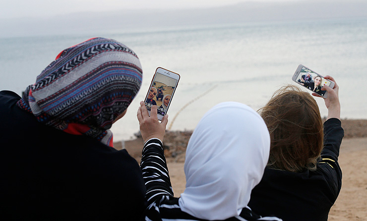 נשים ירדניות עושות סלפי בצד הירדני של ים המלח
