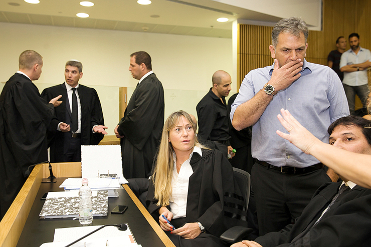 אמיר נחום, בעלי אורתם סהר - דקות לפני ההכרזה של השופט על פשיטת רגל בבית המשפט המחוזי בתל אביב, צילום: אוראל כהן