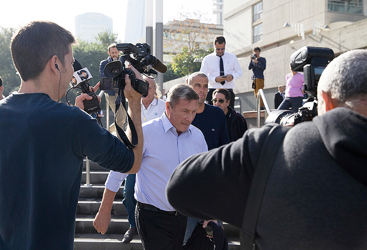 נוחי דנקנר בצאתו מבית המשפט אחרי גזר הדין ששלח אותו לשנתיים מאסר בפועל. נגמרו החיוכים למצלמות, צילום: אוראל כהן