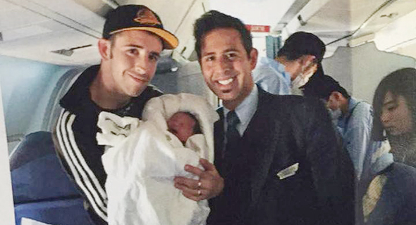 האב לסלי בראנץ' עם התינוקת קלואי במטוס