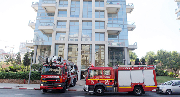 מכבי אש בתרגיל פינוי בניין אקירוב בת"א, צילום: אוראל כהן