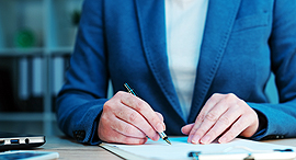 Signing a deal (illustration). photo: Shutterstock