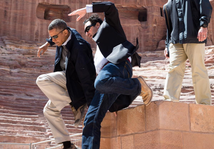 אפריל 2013. הנשיא מאלץ את מאבטחיו לעשות קצת ספורט במהלך ביקור בפטרה בירדן, צילום: Pete Souza/The White House