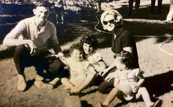 1962. רמי ברכה בן השנה עם הוריו אשר ומרים ואחיותיו איריס (בת שנתיים וחצי) ומילכה (בת 5), בבית חברים ברמת גן