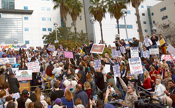 הפגנה בלוס אנג'לס השבוע להצלת ביטוחי הבריאות של אובמה. "הבוחרים לא מודעים לדברים שהדמוקרטים כן עשו, שסייעו להם, ועכשיו הם מתעוררים"