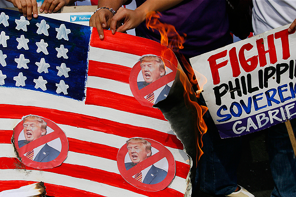 דגל שרוף הפגנה נגד טראמפ, צילום: איי פי