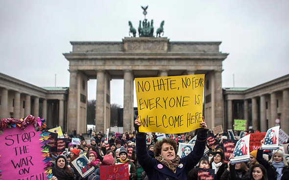 הפגנה נגד דונלד טראמפ ב ברלין גרמניה, צילומים: אם סי טי