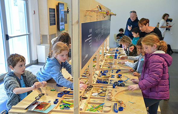 ילדים מפרקים ומרכיבים משקפיים במוזיאון העיצוב