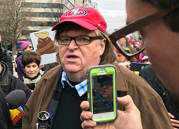 מייקל מור בהפגנה בוושינגטון