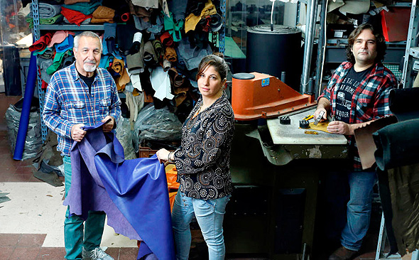 חזי שמש (משמאל), בתו חן ובן זוגה עמית פאר במפעל נעלי בנג'י. "עבדנו על עצמנו כדי שנוכל לעבוד יחד"