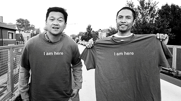 אירוע בפארק בשיקגו שבו אלף אנשים התהלכו בחולצה שמכריזה "אני כאן"