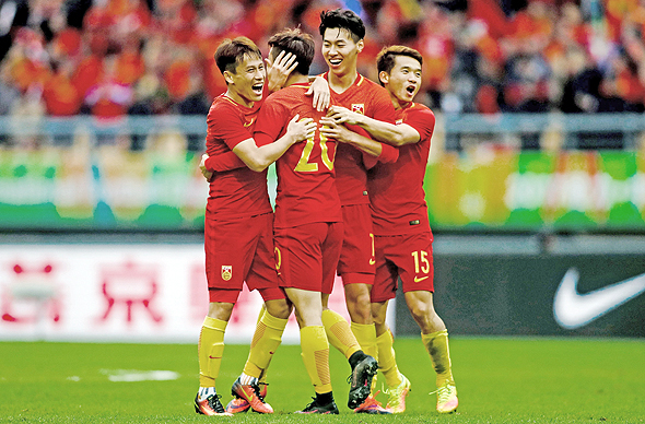 שחקני נבחרת סין. מאמץ של המדינה לדחוף את הכדורגל