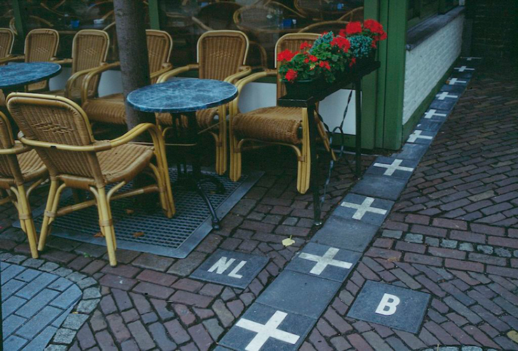 קפה על הגבול בין הולנד לבלגיה