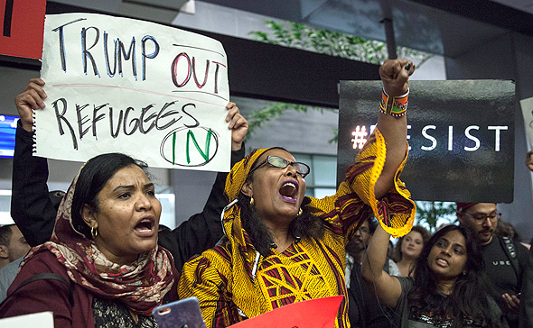 הפגנה בשדה התעופה בסן פרנסיסקו נגד דונלד טראמפ בעקבות הצו האוסר כניסת אזרחי 7 מדינות מוסלמיות