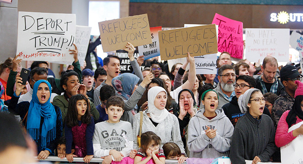 מפגינים נגד הצו של דונלד טראמפ בנמל התעופה בטקסס השבוע, צילום: איי אף פי