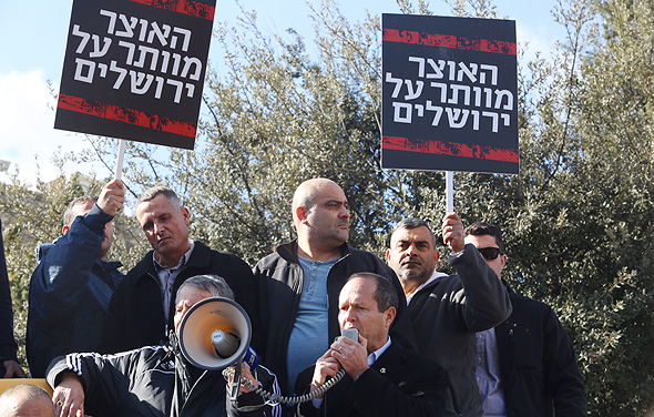 ראש עיריית ירושלים ניר ברקת בהפגנה נגד משרד האוצר 