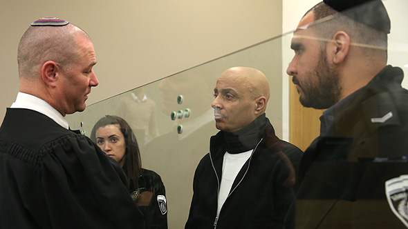 שני מימין עו"ד מיכאל שר חשוד בגניבה מלקוחות