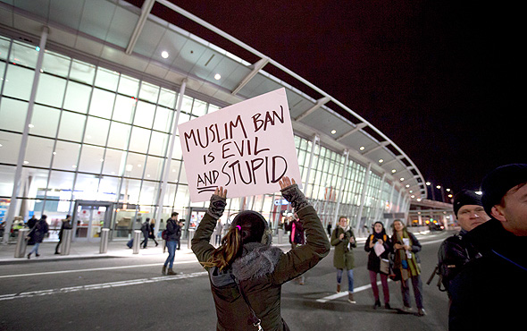 הפגנה נמל תעופה קנדי ניו יורק איסור כניסה מוסלמים הגירה טראמפ, צילום: בלומברג