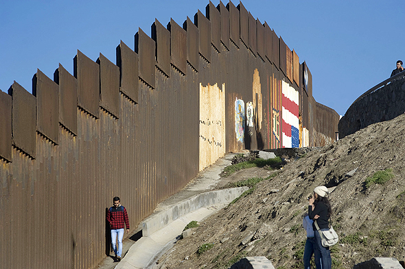 החומה שבין ארה"ב ומקסיקו, בקרבת מעבר הגבול